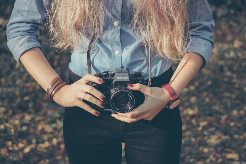 photographe-GILETTE-min_hand-person-girl-woman-camera-photography-614-pxhere.com